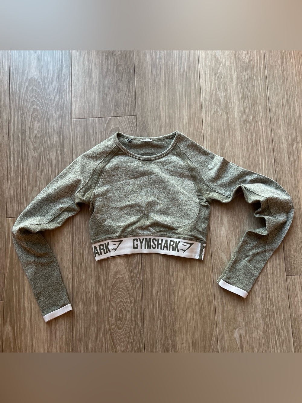 Gymshark gray & green long sleeve crop top #gymshark #activewear
